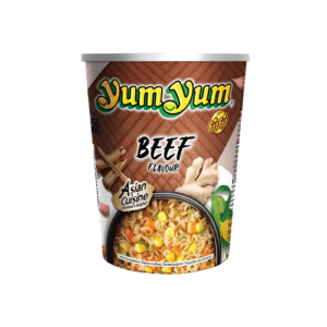 YumYum Instant Nudel Cup 70g Beef One Piece Edition mit auffälligem One Piece Verpackungsdesign.