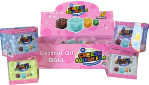 Coconut Cheese Squishy 12Stk – bunte weiche Anti-Stress-Spielzeuge in Würfel- und Käseoptik im Verkaufsdisplay