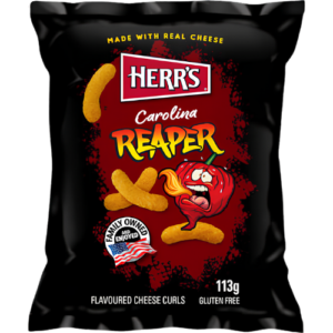 Herr´s Carolina Reaper Cheese Curls 12x113g – knusprige Käse-Curls mit intensiv scharfer Carolina-Reaper-Chili-Note in der 113-g-Packung.