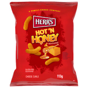 Herr´s Hot´n Honey Cheese Curls 12x113g – knusprige Käse-Snacks mit würzig-scharfer und süßer Honignote in der 113-g-Packung.