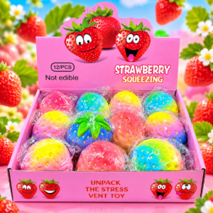 Squeezing Strawberry Squishy 12Stk im pinken Verkaufsdisplay mit bunten Erdbeer-Squishys in verschiedenen Farben.